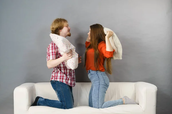 Felices Hermanos Divertidos Pareja Teniendo Pelea Almohadas Por Diversión Disfrutar — Foto de Stock