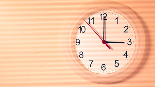 Zegar Wiszący Ścianie Tyka Wyświetlono Trzy Godziny — Zdjęcie stockowe