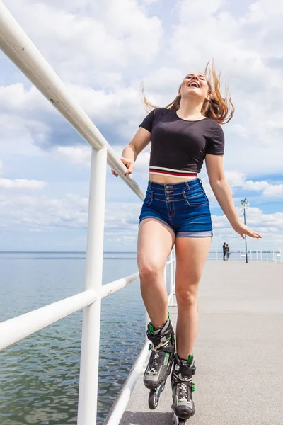 Jovem Feliz Usando Patins Mar Menina Divertindo Durante Verão — Fotografia de Stock