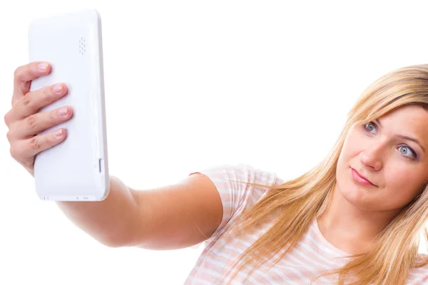 近代的なデバイス ソーシャル メディア 写真の概念 金髪の女性は Selfie タブレットでセルフ撮影します 孤立した撮影スタジオ — ストック写真