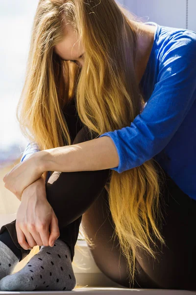 Люди Понятие Одиночества Одна Грустная Проблемная Молодая Женщина Длинные Волосы — стоковое фото