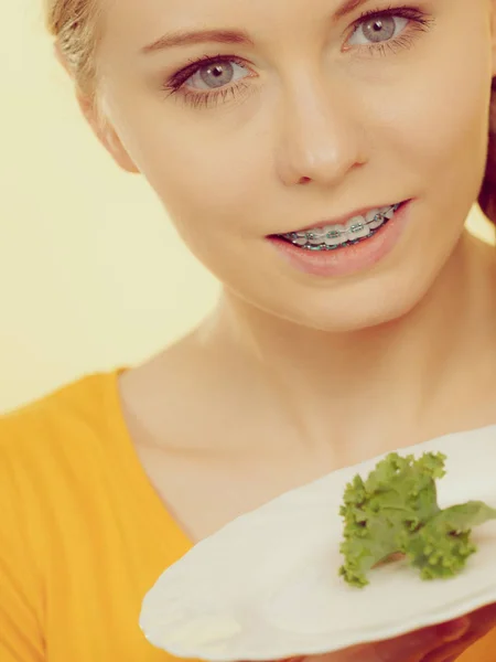 Jovem Feliz Prestes Comer Alface Segurando Prato Sorrindo Toned Cores — Fotografia de Stock