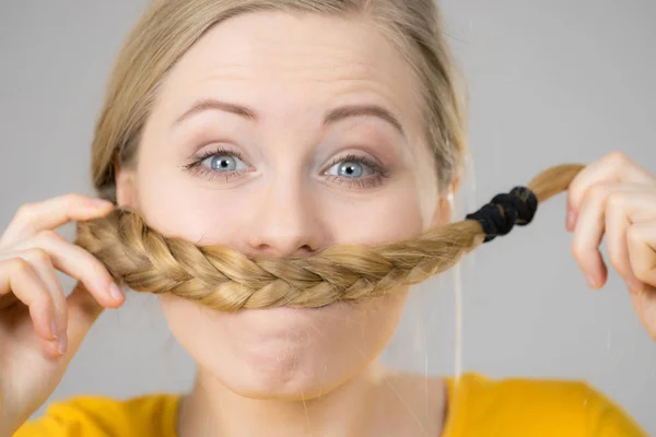 Kvinna Som Gör Mustasch Flätat Blont Hår Hårvård Hårstyling Kul — Stockfoto