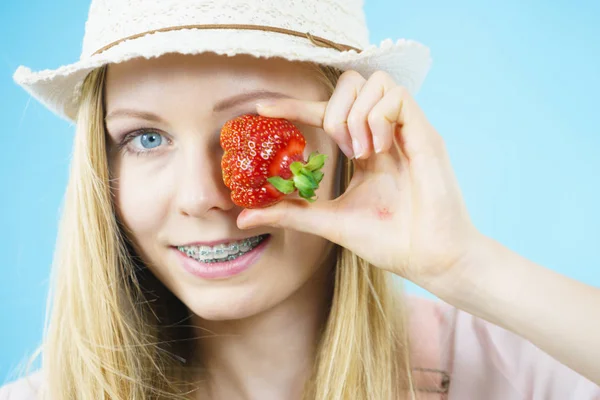 Mulher Positiva Jovem Que Joga Com Frutos Morangos Frescos Azul — Fotografia de Stock