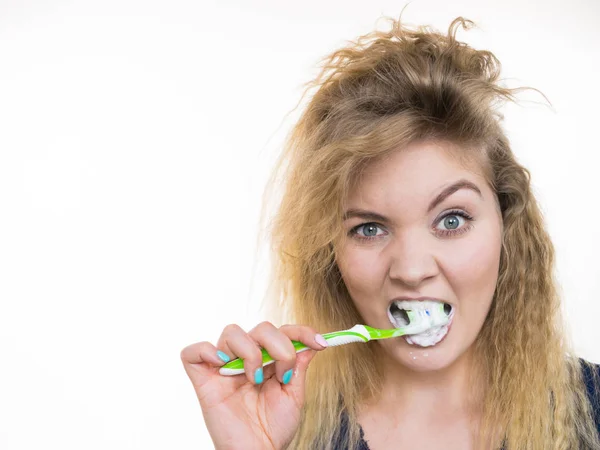Dişlerini Fırçalayan Kadın Diş Fırçalı Pozitif Bir Kız Ağız Temizliği — Stok fotoğraf