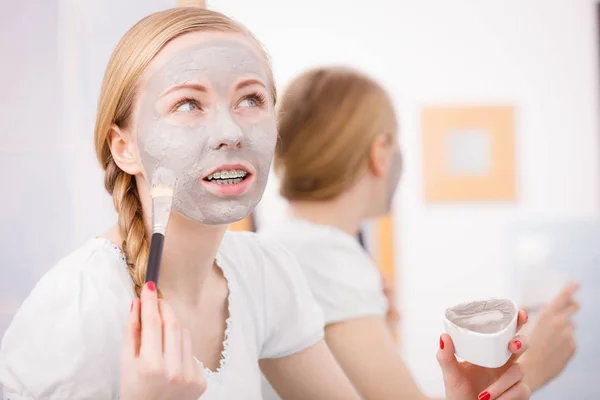 Cuidado Piel Mujer Rubia Baño Con Máscara Barro Gris Cara — Foto de Stock