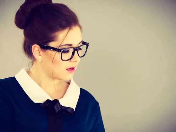 Mujer Negocios Enfocada Mirando Hacia Abajo Pensando Solución Problemas Nuevas — Foto de Stock