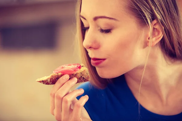 Joven Adolescente Desayunando Saludable Comiendo Delicioso Sándwich Cocina Buen Concepto — Foto de Stock