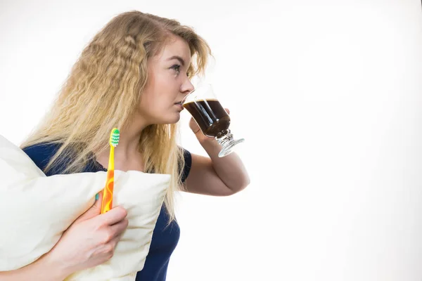 Una Mujer Divertida Sosteniendo Café Negro Cepillo Dientes Llegando Tarde — Foto de Stock