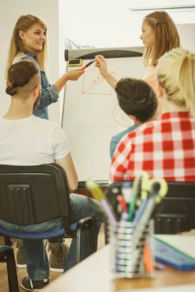 Skupina Studentů Kteří Účastní Lekce Matematiky Zatímco Sedí Přednáškovém Sále — Stock fotografie