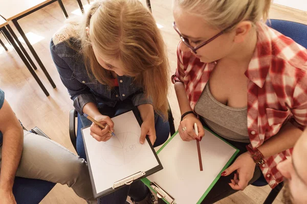 Rozpoczęcie Współpracy Zespołowej Różnorodność Mężczyzn Kobiet Młodych Ludzi Studiujących Razem — Zdjęcie stockowe