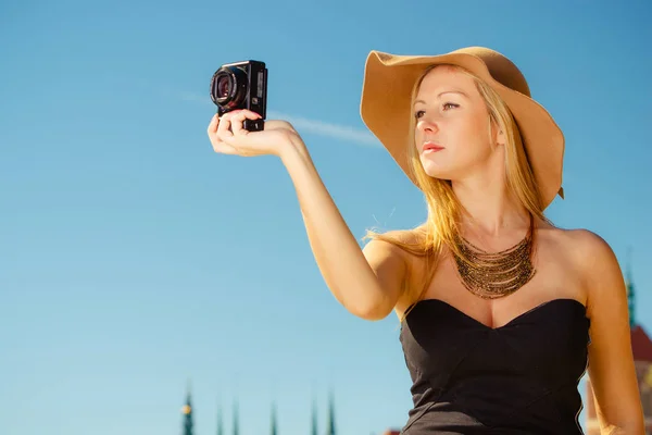 Turismo Moda Artística Elegante Mulher Roupa Elegante Chapéu Sol Tirando — Fotografia de Stock