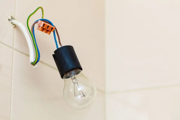 Oggetti Ristrutturazione Concetto Dettagli Elettrici Piccola Lampadina Appesa Fili Nudi — Foto Stock