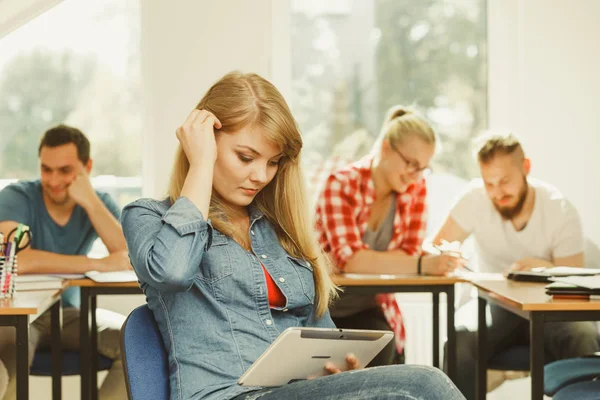 Educação Ensino Médio Conceito Aprendizagem Digital Line Menina Estudante Com — Fotografia de Stock