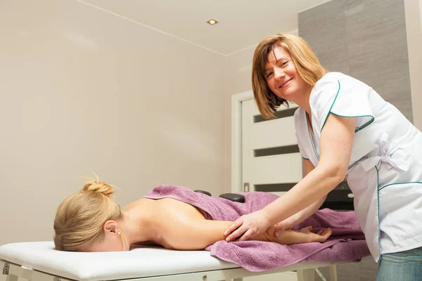 Spa Ontspanning Gezond Plezier Concept Vrouw Liggend Buik Vrouwelijke Masseuse — Stockfoto