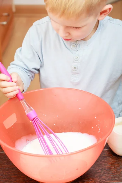 料理コンセプトの若者 子供のための健康的な食事 小さな子供の男の子 料理のボウルにケーキを作る — ストック写真