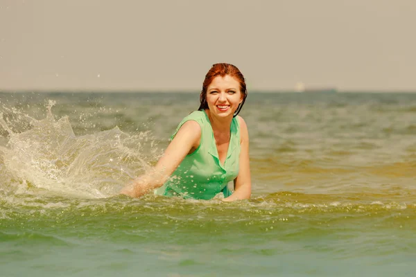 夏のお楽しみ 概念外のレクリエーション 赤毛の大人女性夏水で遊ぶ 素晴らしい時間を過ごしていると嬉しそうに笑って — ストック写真