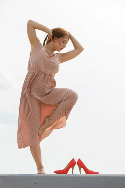 田园诗般的女性概念方面 在码头上跳舞 没有鞋穿着美丽的长光粉红色裙子的女人 — 图库照片