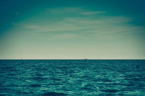 Blue Seascape Tiro Idílico Água Mar Calma Torre Com Antenas — Fotografia de Stock