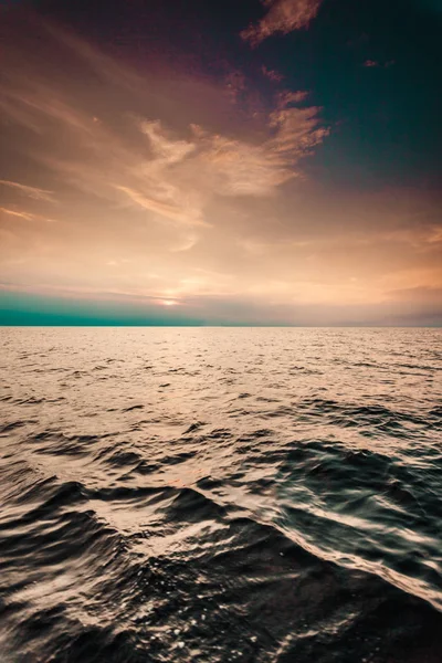 夜の海の地平線上にカラフルな夕日 雲の空 静かなシーンです 自然な背景 ヨットからの眺め — ストック写真