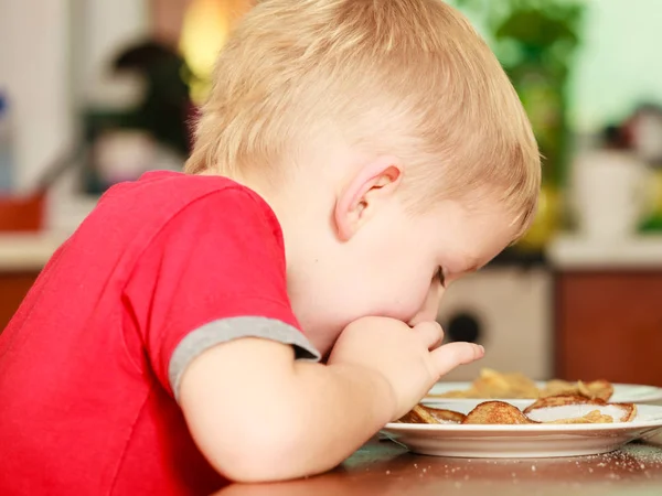 Morgenroutine Der Familie Gesunde Ernährung Für Kinder Kleiner Junge Isst — Stockfoto