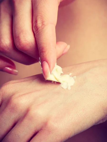 Ομορφιά Καλλυντικά Έννοια Γυναίκα Εφαρμόζοντας Δάχτυλο Λευκό Ενυδατική Κρέμα Ετοιμότητα — Φωτογραφία Αρχείου