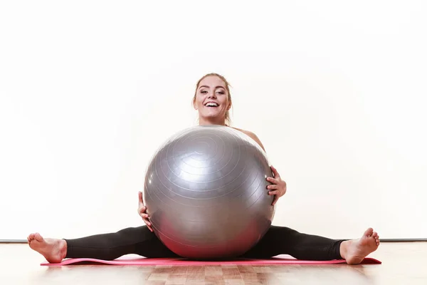 Eğitim Donanımları Olan Kız Genç Erkek Uygun Topu Ile Spor — Stok fotoğraf