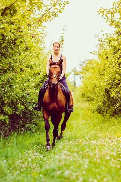 Animal Concept Cavalerie Jeune Femme Chevauchant Cheval Travers Jardin Jour — Photo