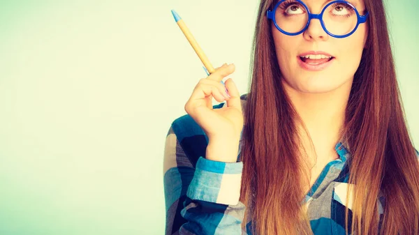 Estudio Educación Concepto Divertido Mujer Nerd Pensando Anteojos Grandes Raros — Foto de Stock