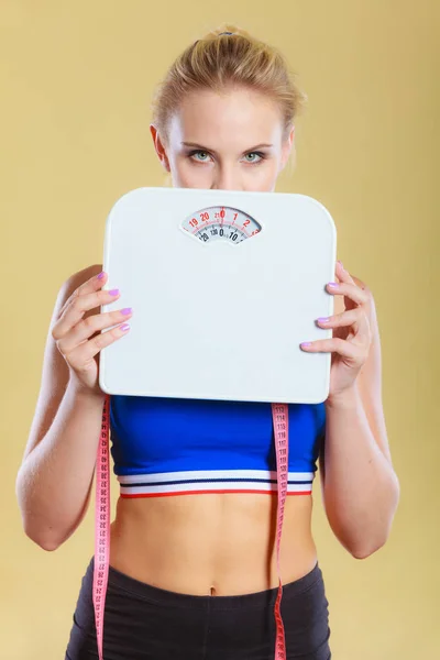 彼女の顔を覆っている欲求不満の悲しい金髪少女をスケーリングします 体重増加 痩身減量 食事療法のための時間 — ストック写真
