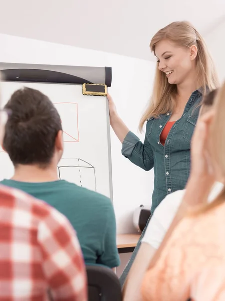 Grupp Studenter Som Deltar Matematiklektionen Medan Sitter Föreläsningssalen Ung Lärare — Stockfoto