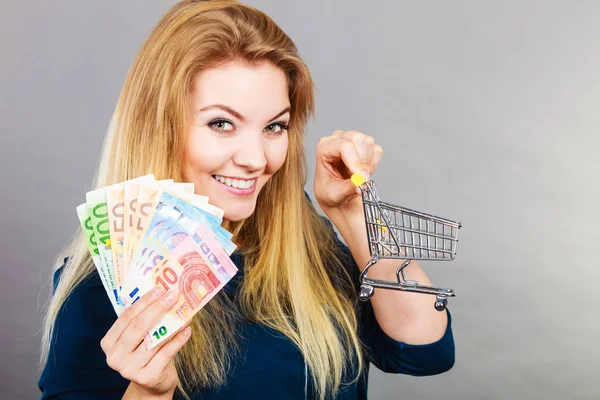 Economía Comprar Cosas Concepto Cliente Feliz Mujer Sonriente Sosteniendo Carrito — Foto de Stock