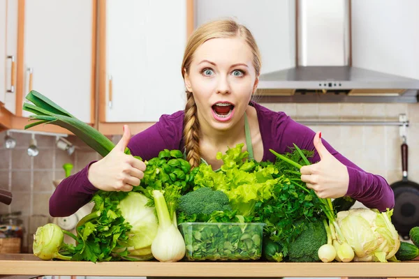 Femme Dans Cuisine Avec Nombreux Légumes Verts Feuillus Faisant Pouce — Photo