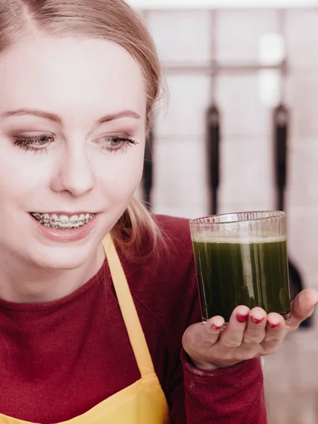 Pití Dobré Pro Zdraví Dietní Snídaně Koncept Mladá Žena Kuchyni — Stock fotografie