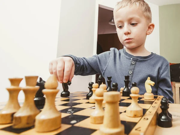 智能的屁股女孩子的游戏有益于大脑智力概念 年轻孩子下棋和开心的男孩 — 图库照片
