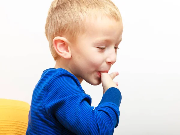 Gustoso Gustoso Cibo Bambini Concetto Ragazzo Leccare Qualcosa Buono Dalle — Foto Stock