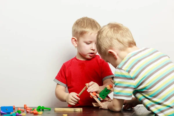 童年时 孩子们的想象力概念 集中两个小男孩在玩玩具玩乐 — 图库照片