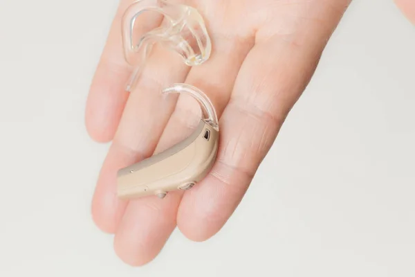 彼女の手の中に電子補聴器でシニア女性を閉じます 聴覚障害 聴覚障害者のための装置 — ストック写真