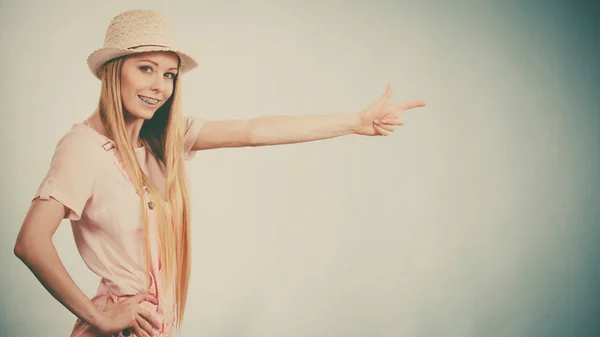 Felice Allegra Adolescente Giovane Donna Pronta Estate Indossa Abito Rosa — Foto Stock