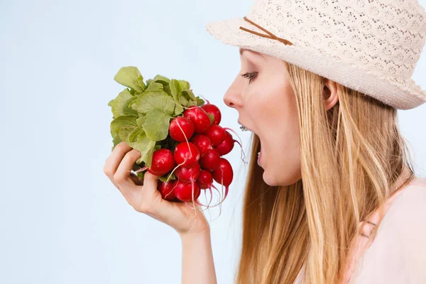 Engraçado Jovem Prestes Morder Rabanete Delicioso Vermelho Conceito Legumes Verão — Fotografia de Stock