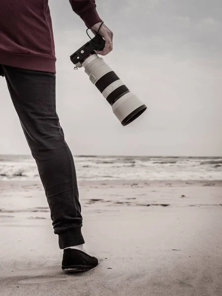 Tanımlanamayan Bir Kadın Elinde Profesyonel Fotoğraf Makinesiyle Sonbahar Havasında Kumsalda — Stok fotoğraf