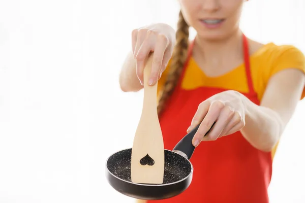 Nahaufnahme Einer Frau Mit Kochpfanne Und Hölzernem Spachtel Herzform — Stockfoto