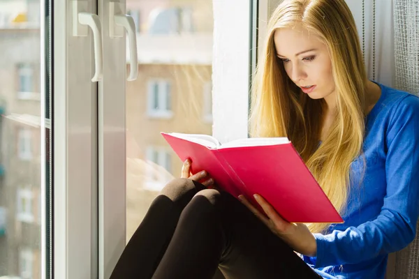 Jonge Vrouw Ontspannen Zitten Vensterbank Lezen Van Een Boek Met — Stockfoto