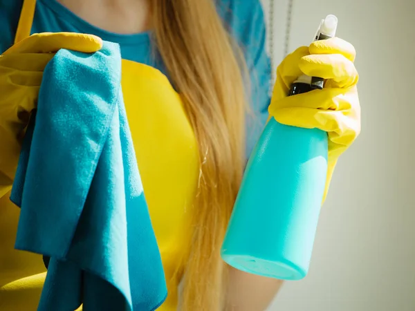 Mano Femenina Guantes Amarillos Limpiando Ventana Con Trapo Azul Detergente — Foto de Stock