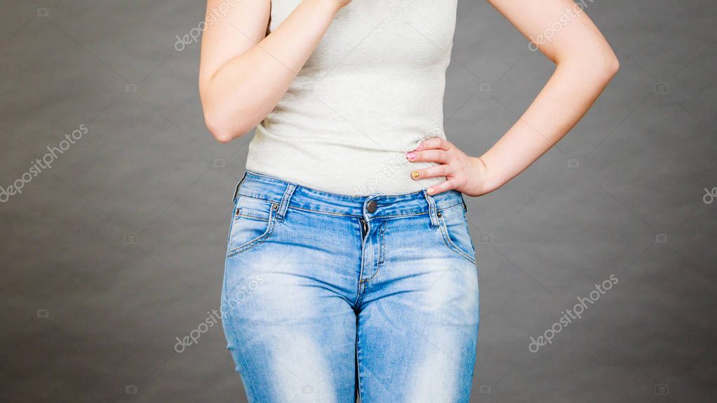 Fotos de Mujer Vestida Con Jeans Ajustados Camiseta Blanca