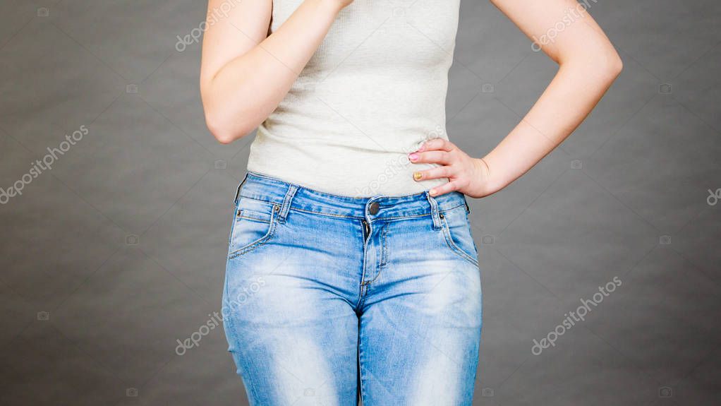 Mujer Vestida Con Jeans Ajustados Camiseta Blanca Mostrando Sus Grandes Foto de stock Voyagerix 199716114