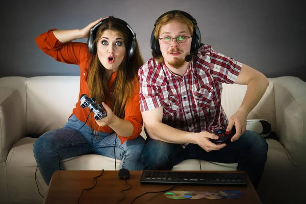 Paar Genießt Freizeit Durch Gemeinsames Spielen Von Videospielen Mann Und — Stockfoto