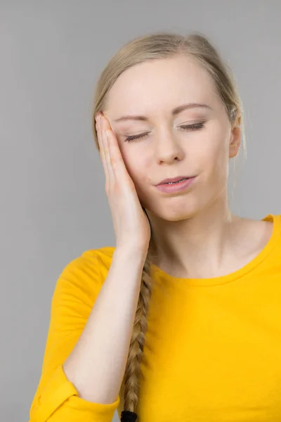 Young Blonde Woman Having Serious Migrene Suffering Horrible Head Ache — Stock Photo, Image