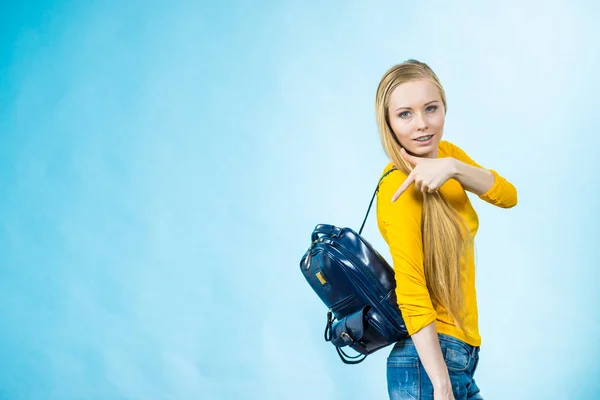 Ragazza Bionda Adolescente Che Scuola College Indossando Uno Zaino Elegante — Foto Stock