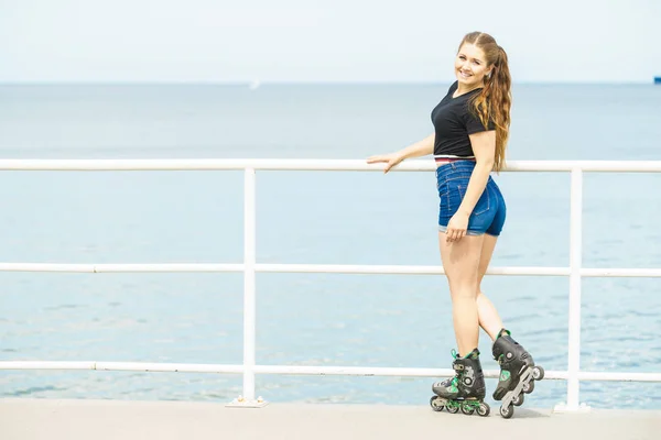 Aantrekkelijke Jonge Vrouw Draagt Rolschaatsen Ontspannen Het Rijden Fit Vrouwtje — Stockfoto